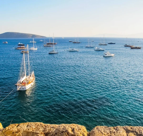 Maravilhosa Água Azul Mar Egeu Com Monte Iates Barcos — Fotografia de Stock