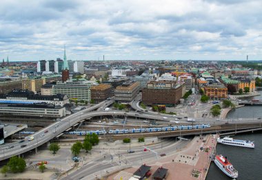 Stockholm/İsveç - 05 17 2011: Modern bir şehrin ve yol kavşaklarının gözlem güvertesinden manzara
