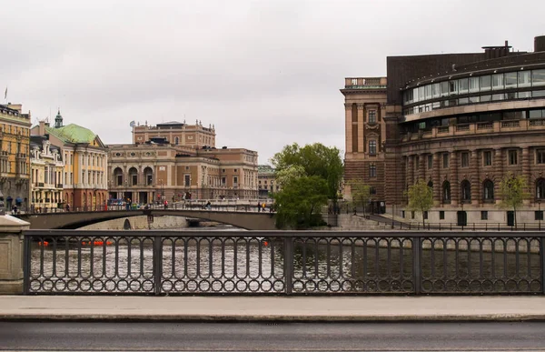 ストックホルムの中心部の橋 ガムラ スタンと議会の家 — ストック写真