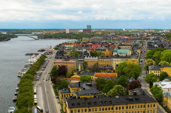 スウェーデンストックホルム市庁舎の展望デッキからボートで街並み 桟橋の眺め — ストック写真