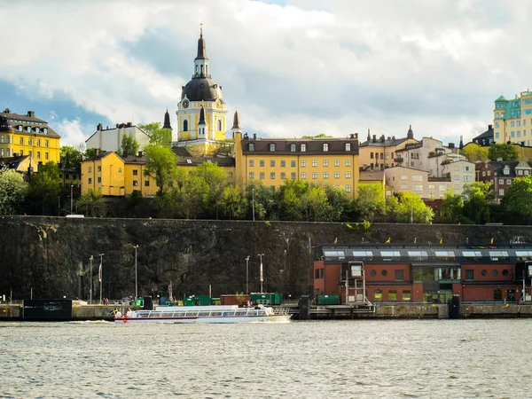 Vackra Byggnader Stockholm Sverige Och Turist Båten Segling Sjön — Stockfoto