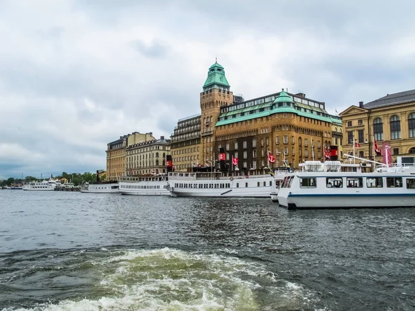 ボートとスウェーデンのストックホルムの美しい建物に桟橋へ観光遊覧船からのパノラマ ビュー — ストック写真