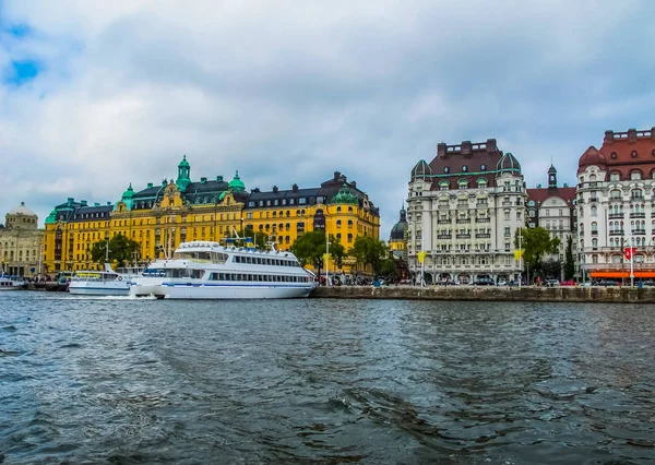 ボートとストックホルムのスウェーデンの Stromkayen の美しい建物に桟橋を観光遊覧船からのパノラマ ビュー — ストック写真