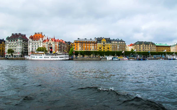 ボートとストックホルムのスウェーデンの Stromkayen の美しい建物に桟橋の観光船からのパノラマ ビュー — ストック写真