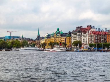 Stockholm / İsveç - 15 Mayıs 2011: tekneler ve Stromkayen merkezi Stokholm İsveç'te güzel binalar ile rıhtımda görünümü