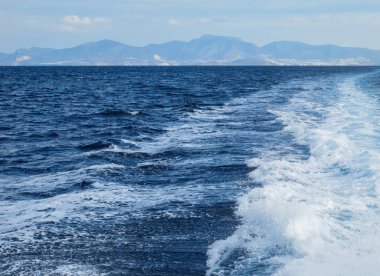 Dalgalar ve parlak yaz günü tekneye köpük. Adalar ve dağlar içinde belgili tanımlık geçmiş. Yaz tatili