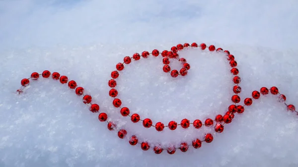 Contas Vermelhas Brilhantes Forma Coração Neve Branca Fresca Perfeito Dia — Fotografia de Stock