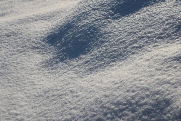 Λοφώδες Επιφάνεια Καλυμμένη Φρέσκο Χιόνι Στον Κήπο Μια Ηλιόλουστη Ημέρα — Φωτογραφία Αρχείου