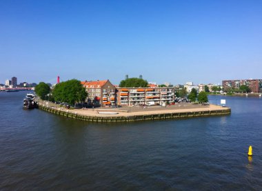 Güzel manzara Erasmus Bridge Nieuwe Maas nehri ve Noordereiland Adası Rotterdam, Hollanda