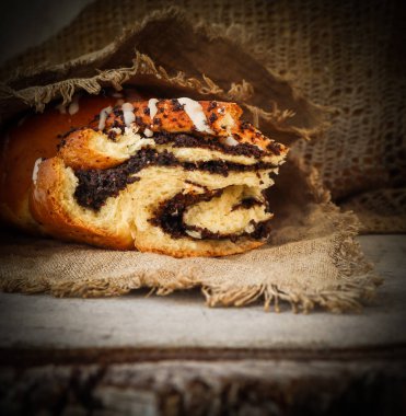 Taze haşhaş tohumu doğal keten peçete rustik ahşap arka plan üzerinde rulo