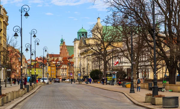 ワルシャワ/ポーランド - 2019 年 2 月 27 日: 主要大通りと h — ストック写真
