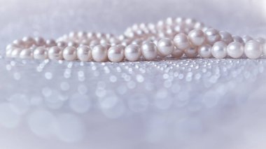 Işıl ışıl arka planda doğanın beyaz inci boncukları