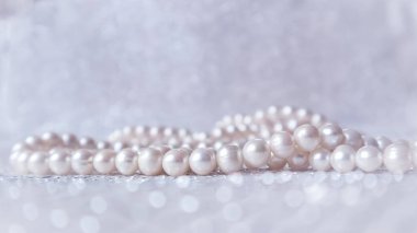 Işıl ışıl arka planda doğanın beyaz inci boncukları