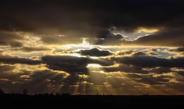 Céu azul e nuvens escuras com luz solar — Fotografia de Stock