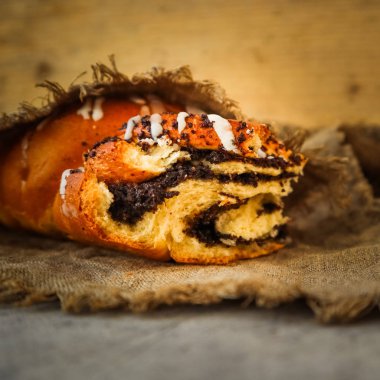 Taze haşhaş tohumu rustik ahşap b doğal keten peçete rulo