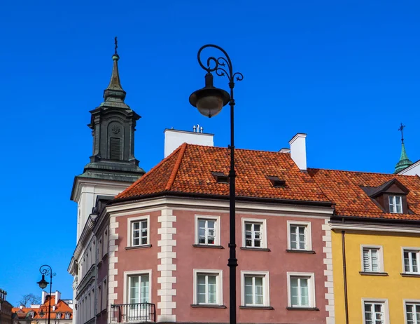 タワーの尖塔、街路灯、ワルシャワの歴史的建造物 — ストック写真