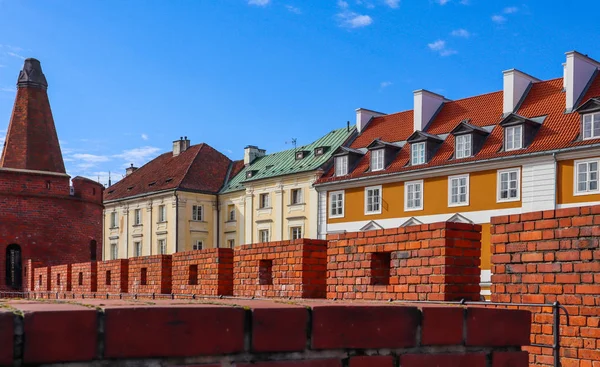 歴史的建造物やワルシャワ バービカン、Polan の赤レンガの壁 — ストック写真