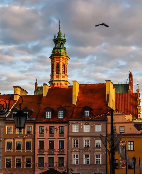 Historiska byggnader på torget i gamla stan med Chris — Stockfoto