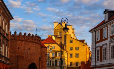 Tarihi binaları ve kırmızı tuğla duvarlar Varşova Barbican Polonya