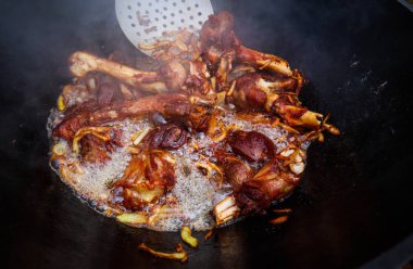 Kuzu bir büyük demir döküm kazan yanıyor. Süreç yemek pilav