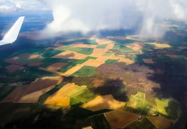 Luftaufnahme einer dörflichen Landschaft in der Nähe von Paris an einem sonnigen Tag — Stockfoto