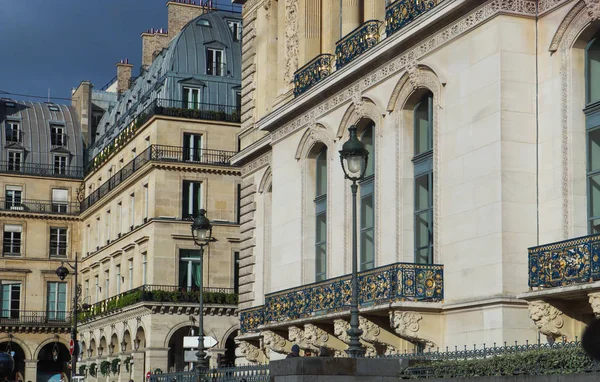 Architecture de Paris France. Façades d'un appartement traditionnel — Photo