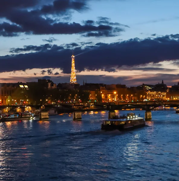 美しい夜のパリ、輝くエッフェル塔、ブリッジ・ポン・デ・ A — ストック写真