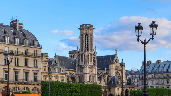 Iglesia y edificios históricos en una calle de París Francia — Foto de Stock