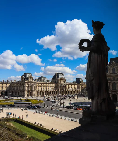 Vue imprenable sur la place depuis la fenêtre du Louvre et le — Photo