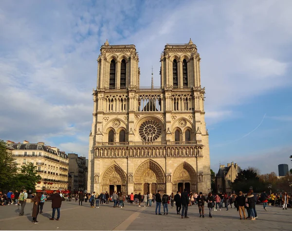 Paris/Fransa-Nisan 05 2019. Baharda Notre Dame Katedrali. — Stok fotoğraf