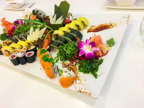 Variedad de rollos de sushi en un plato blanco —  Fotos de Stock