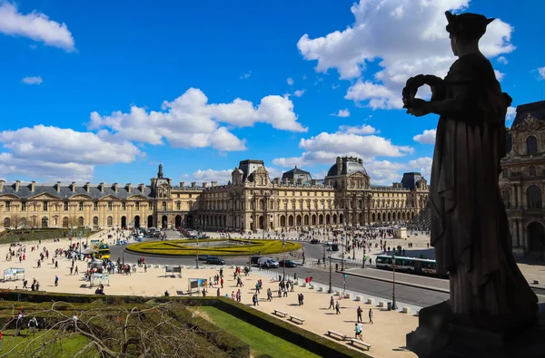 Vue imprenable sur la place depuis la fenêtre du Louvre et le — Photo