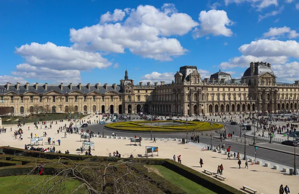 París / Francia - Abril 03 2019. Plaza frente al museo del Louvre — Foto de Stock