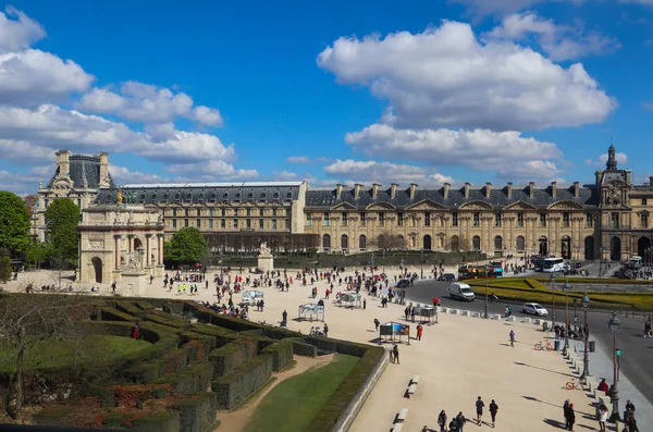 París / Francia - Abril 03 2019. Plaza frente al museo del Louvre — Foto de Stock