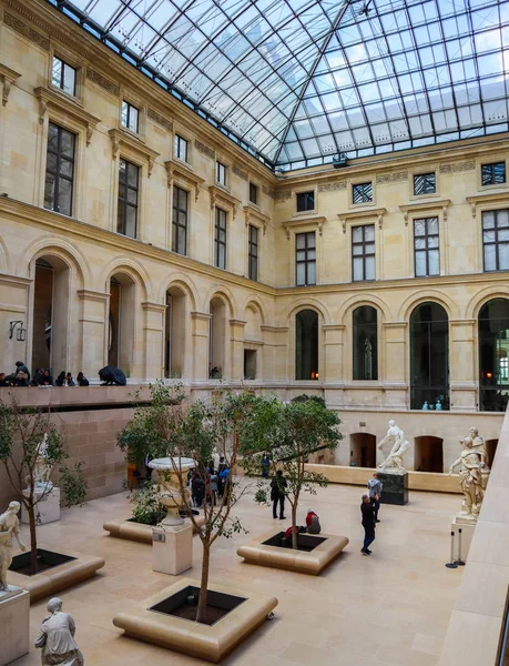 París / Francia 04 de abril de 2019. Antiguas esculturas en el interior — Foto de Stock