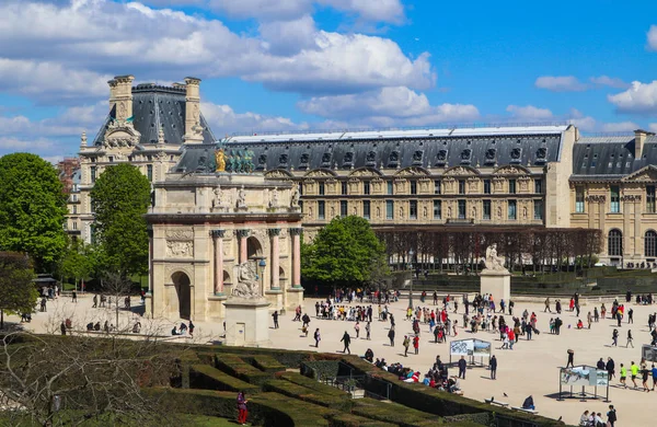 Paris / France - 03 avril 2019. Place devant le musée du Louvre — Photo