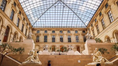 Paris / Fransa - 04 Nisan 2019. İç antik heykeller 