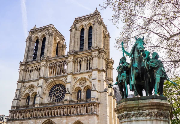 Catedral de Notre Dame e Carlos Magno e sua estátua de Guardas. Befo — Fotografia de Stock