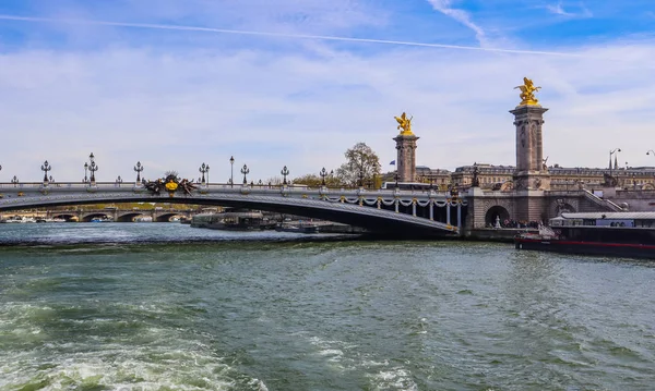 Historische brug (Pont Alexandre III) over de rivier de Seine in par — Stockfoto