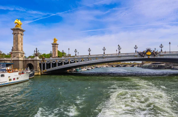 Zabytkowy most (Pont Alexandre III) nad Sekwaną w par — Zdjęcie stockowe