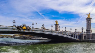 Par'daki Seine Nehri üzerinde tarihi köprü (Pont Alexandre III)