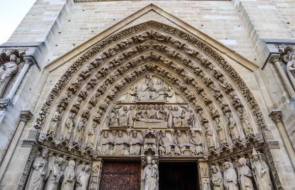 Maravillosos detalles escultóricos y arquitectónicos de Notre Dame Cat —  Fotos de Stock