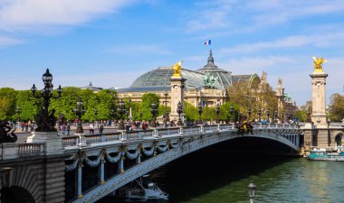 Par'daki Seine Nehri üzerinde tarihi köprü (Pont Alexandre III)