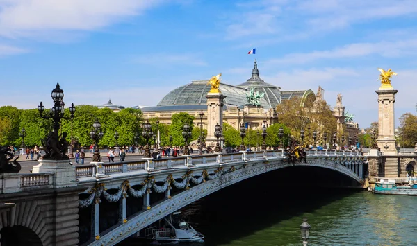 Puente histórico (Pont Alexandre III) sobre el río Sena en Par —  Fotos de Stock