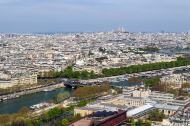 Eyfel Kulesi'nden Paris şehri ve Seine Nehri'nin havadan görünümü. Fra