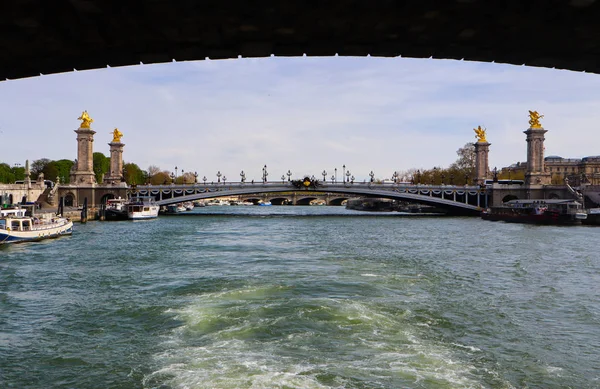 Zabytkowy most (Pont Alexandre III) nad Sekwaną w par — Zdjęcie stockowe