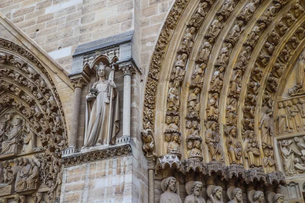 Cudowne rzeźbiarskie i architektoniczne detale Notre Dame Cat — Zdjęcie stockowe