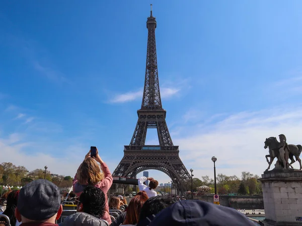 Eiffelturm in paris franz vor blauem himmel mit wolken. Ansicht — Stockfoto