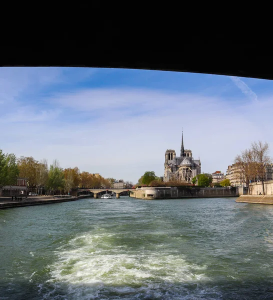 El puente sobre el río Sena enmarca la Catedral de Notre Dame. Antes. —  Fotos de Stock