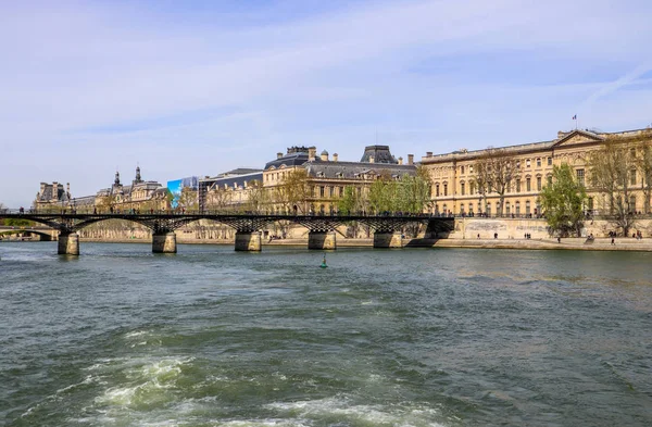 Most dla pieszych (Pont des Arts) nad Sekwaną i zabytkowymi — Zdjęcie stockowe